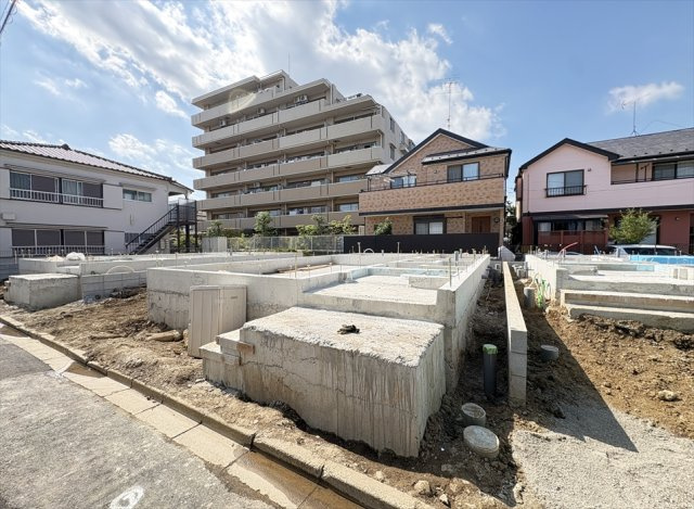 【外観】 | 志木市下宗岡2丁目　新築一戸建住宅　全3棟　(志木本店) | 販売現地／2026年7月9日撮影　
小学校まで徒歩6分。通学時間が短い分、交通事故や防犯上のリスクにさらされる時間も短くなる傾向があり、お子様の通学も安心便利。