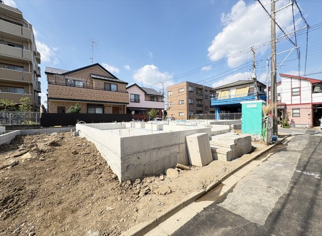 【外観】 | 志木市下宗岡2丁目　新築一戸建住宅　全3棟　(志木本店) | 販売現地／2026年7月9日撮影　
中学校まで徒歩10分。朝練や放課後の部活動があっても通学時間が短いため、帰宅が遅くなりにくく、勉強や休息の時間を確保しやすくなります。