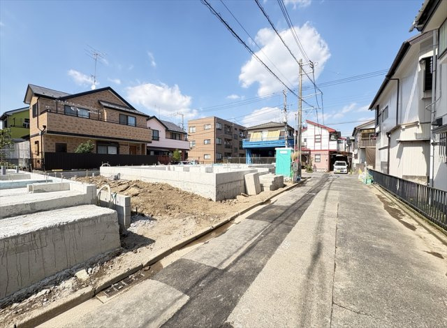 【前面道路含む現地写真】 | 志木市下宗岡2丁目　新築一戸建住宅　全3棟　(志木本店) | 前面道路の様子　
閑静な住宅街に位置し、前面道路は見通しの良いフラットな道路。 毎日の車の運転や自転車での移動もスムーズです。