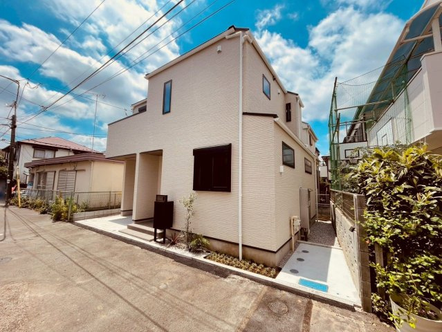 【外観】 | 杉並区下井草１丁目　新築戸建て | 街並みに美しく調和する、落ち着きある外観が魅力です