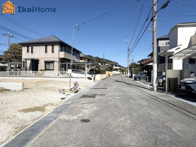 神戸市西区春日台2丁目　2期2号棟　新築戸建の前面道路含む現地写真|●年中無休：当日予約可●前面道路は幅員約6.5ｍ、交通量少なく小さなお子様でも安心の住環境です。