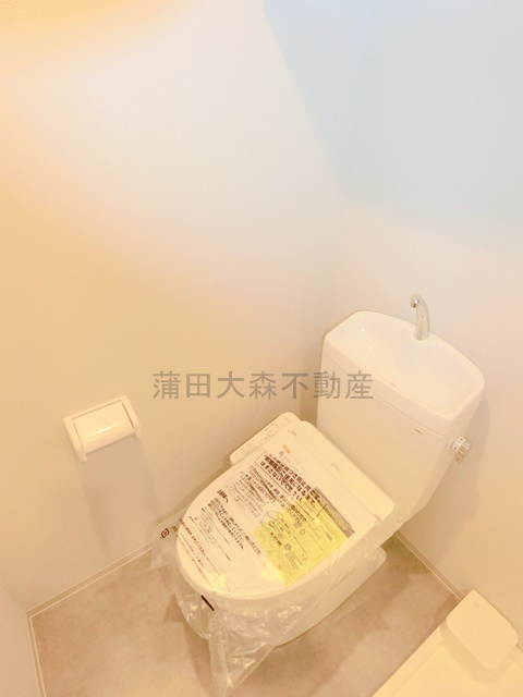リクエスト東京西六郷のトイレ|吊戸棚収納と温水洗浄便座付きのトイレ