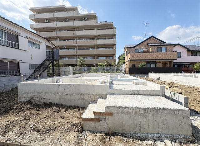 【外観】 | 志木市下宗岡2丁目　新築一戸建住宅　全3棟　(志木本店) | 販売現地／2026年7月9日撮影　
2台駐車可能なのでご夫婦それぞれの車を停められます。