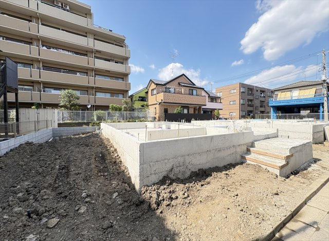 【外観】 | 志木市下宗岡2丁目　新築一戸建住宅　全3棟　(志木本店) | 販売現地／2026年7月9日撮影　
小学校まで徒歩6分。通学時間が短い分、交通事故や防犯上のリスクにさらされる時間も短くなる傾向があり、お子様の通学も安心便利。