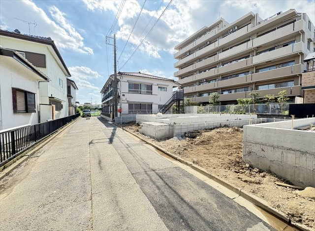 【前面道路含む現地写真】 | 志木市下宗岡2丁目　新築一戸建住宅　全3棟　(志木本店) | 前面道路の様子　
前面道路は交通量が比較的少なく、落ち着いた住環境。 車の出し入れもしやすく、小さなお子さまがいるご家庭にも嬉しい住環境です。