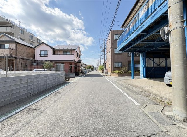【前面道路含む現地写真】 | 志木市下宗岡2丁目　新築一戸建住宅　全3棟　(志木本店) | 前面道路の様子　
ゆとりのある前面道路に面した開放感のある立地。 周囲は住宅が建ち並ぶ穏やかな街並みで、落ち着いた暮らしを叶えます。