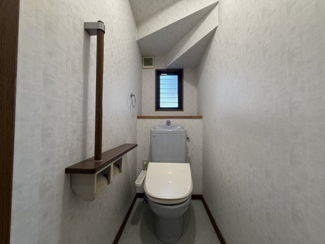 西区比良3丁目戸建のキッチン|１Fトイレ