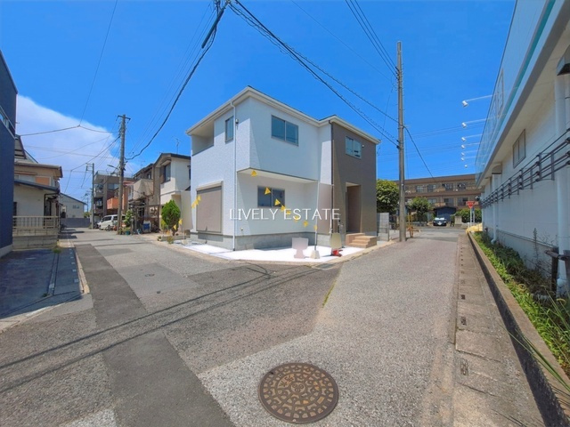 草加市稲荷3丁目 新築分譲住宅の前面道路含む現地写真