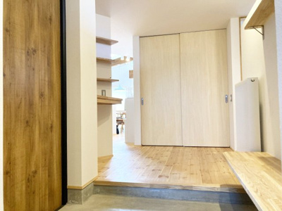 【玄関】 | 手稲区稲穂4条5丁目　中古戸建 | 広々土間スペースは収納豊富で動線の確保しやすい間取りです♪