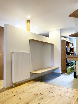 【玄関】 | 手稲区稲穂4条5丁目　中古戸建 | 腰掛もあり、靴の着脱もしやすいです♪