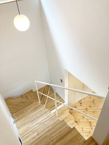 手稲区稲穂4条5丁目　中古戸建の内装|オシャレなデザインのリビング階段♪