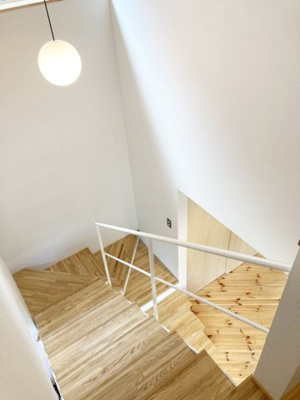 【内装】 | 手稲区稲穂4条5丁目　中古戸建 | オシャレなデザインのリビング階段♪
