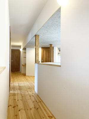 【内装】 | 手稲区稲穂4条5丁目　中古戸建 | 2階廊下はリビングを見渡せる吹抜け仕様♪