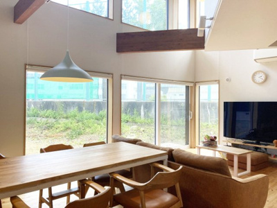 【居間・リビング】 | 手稲区稲穂4条5丁目　中古戸建 | 採光豊富なリビングで常時室内も明るい雰囲気♪