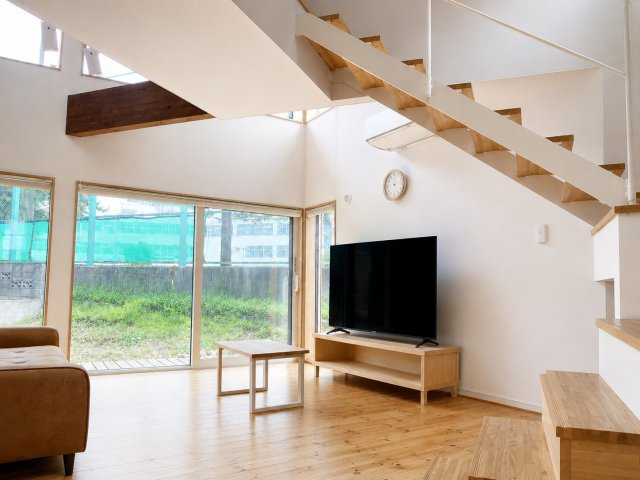 手稲区稲穂4条5丁目　中古戸建の居間・リビング|開放的吹抜けリビングにオシャレなリビング階段♪