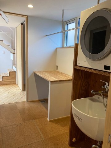 手稲区稲穂4条5丁目　中古戸建の脱衣所|回遊動線で動きやすいユーティリティ♪