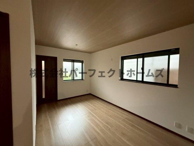 須山町戸建　賃貸の居間・リビング|使いやすい居間です