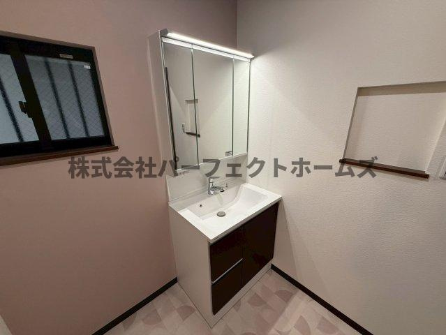 須山町戸建　賃貸の独立洗面台|朝の身支度には欠かせない独立洗面化粧台
