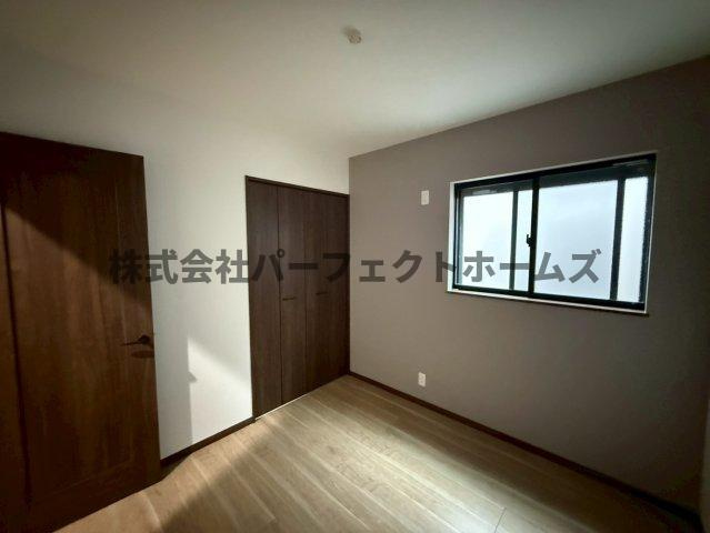 須山町戸建　賃貸の洋室|明るい洋室です