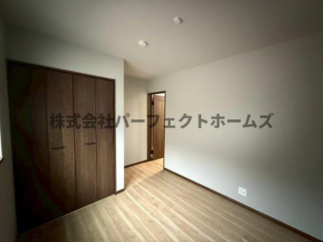 須山町戸建　賃貸の洋室|明るい洋室です