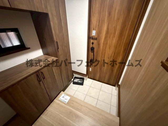 須山町戸建　賃貸の玄関|収納もある玄関です