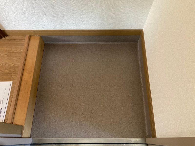 上落合ビル の玄関
