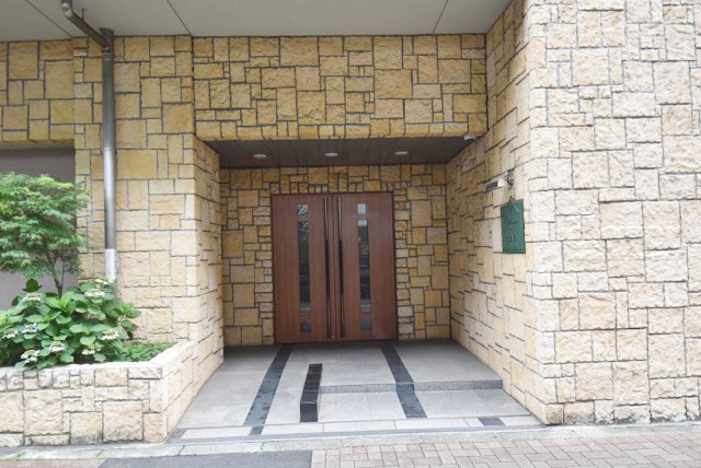 【エントランス】 | カテリーナ池袋西プラザタワー | オートロックを備えた、マンションのエントランス。やはりセキュリティの観点は欠かすことができません。皆様を“安全”に送り出し、出迎えてくれます。～即日のご見学可能～　お問合せはお気軽にどうぞ。