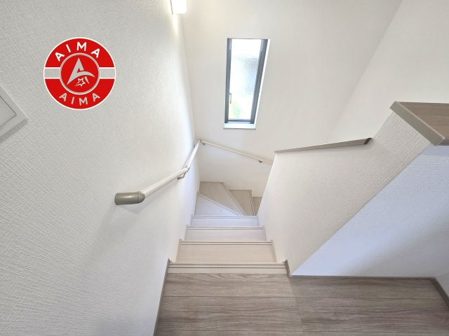 古賀市千鳥2丁目第1-2棟（A号棟）の内装|＜手すり付階段＞手すりがないと階段の昇り降りで危険なことはもちろん、壁に手をつきながら歩くことで壁紙が汚れやすくなります。すべての方に快適に昇り降りしていただくため、手すりを設置しました。