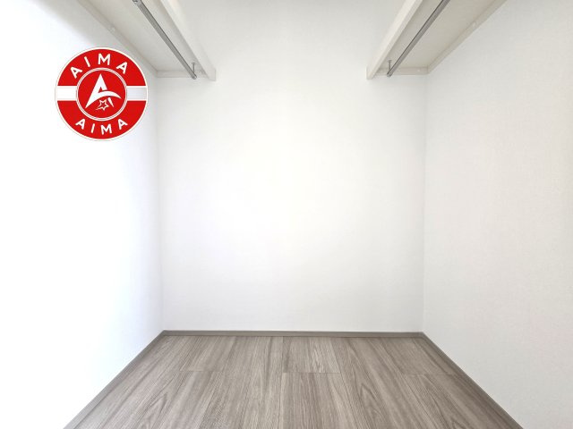 古賀市千鳥2丁目第1-2棟（A号棟）の収納|洋服や大きな荷物が多い方や人数の多いご家族などは、一般的なクローゼットよりもウォークインクローゼットのほうが使い勝手が良いです。