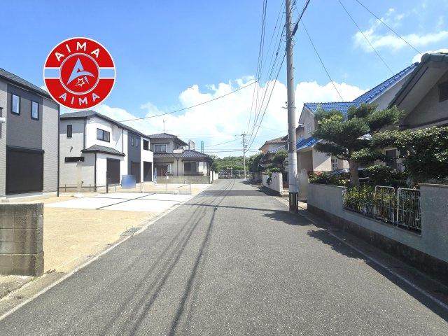 古賀市千鳥2丁目第1-2棟（A号棟）の前面道路含む現地写真|前面道路は閑静な住宅地をはしる車通りの少ない道路。お車の出し入れが苦手なママや小さなお子様にも安心ですね。しっかり舗装もされているので、ベビーカーや自転車で通っても快適に通行できます。