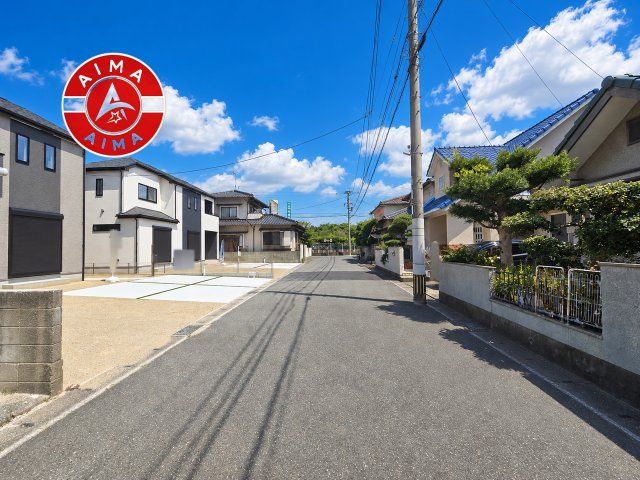 古賀市千鳥2丁目第1-2棟（A号棟）の前面道路含む現地写真|前面道路は閑静な住宅地をはしる車通りの少ない道路。お車の出し入れが苦手なママや小さなお子様にも安心ですね。しっかり舗装もされているので、ベビーカーや自転車で通っても快適に通行できます。