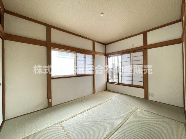 北石切町中古戸建の和室|3F　6.0帖。2面採光の明るい和室です！
