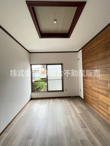 北石切町中古戸建の洋室|木目調のクロスが特徴的な洋室です！