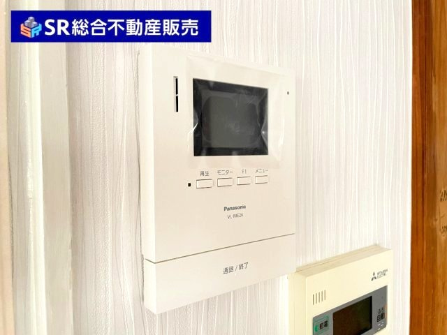 北石切町中古戸建の洋室|木目調のクロスが特徴的な洋室です！