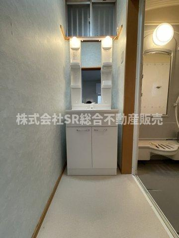 北石切町中古戸建の脱衣所|窓付の明るい脱衣場です！