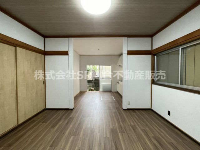 北石切町中古戸建の居間・リビング|2F　10.5帖。ご家族と毎日顔を合わせられる造りでゆったりとお過ごしいただける空間です！