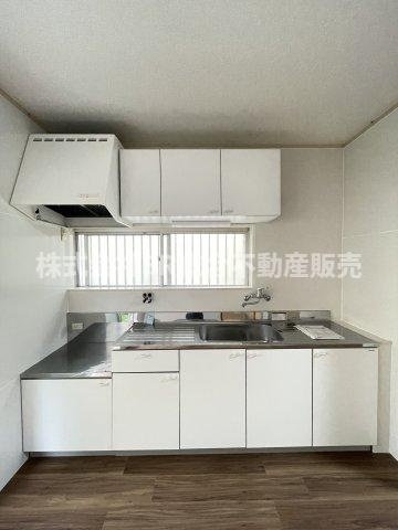 北石切町中古戸建のキッチン|キッチンには窓もあり、換気がバッチリとできます♪キッチンリフォームされました！