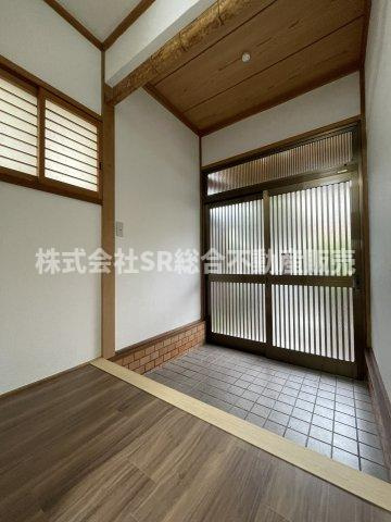 北石切町中古戸建の玄関|シューズボックスを置ける広々玄関スペースです！
