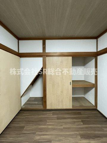 北石切町中古戸建の収納|デッドスペースになりがちな階段下にも収納がございます！