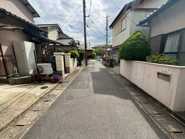 秋根中古戸建の前面道路含む現地写真