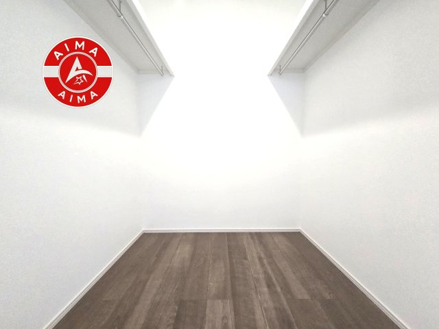 古賀市千鳥2丁目第1-2棟（B号棟）の収納|洋服や大きな荷物が多い方や人数の多いご家族などは、一般的なクローゼットよりもウォークインクローゼットのほうが使い勝手が良いです。