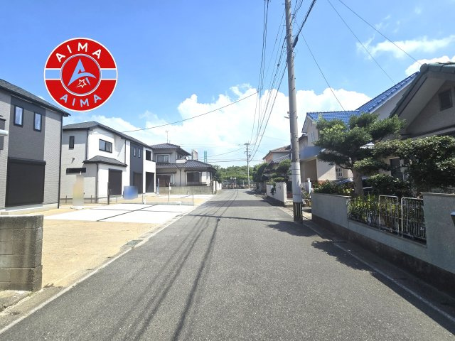 古賀市千鳥2丁目第1-2棟（B号棟）の外観|前面道路含む現地の写真です。