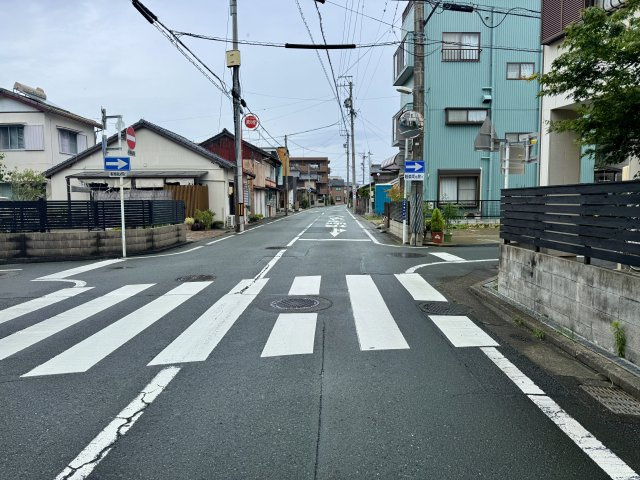 中央区船越町2期2棟の前面道路含む現地写真