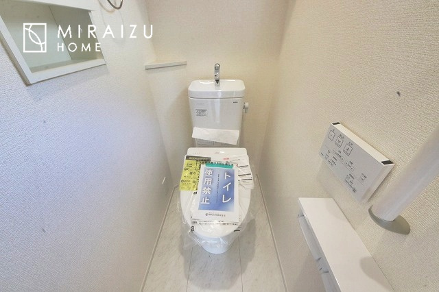 【トイレ】 | 空気の換気と窓からの光の明るさに配慮した清潔感のあるトイレ、ご自分の好きなアロマや芳香剤を置いて落ち着く空間を演出、一人になれる空間ですから、リラックスしたいですね。