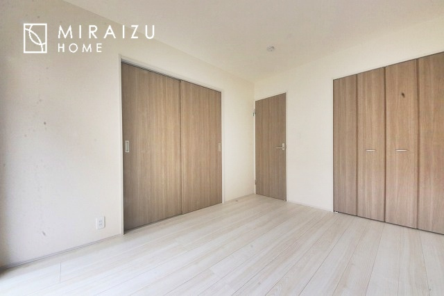 【寝室】 | お子様のお部屋にも主寝室にも使えますね。窓が二面についていますので採光もばっちり、空気の入れ替えもOK！自分のお部屋を持ちたいお子様の夢を叶えます！