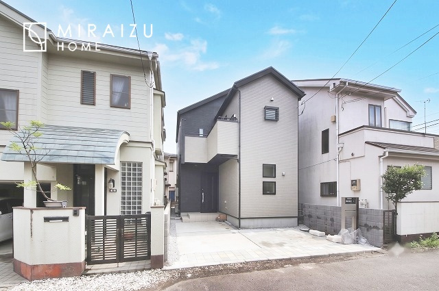 【外観】 | 青く澄み渡った綺麗な空と、陽の光をたっぷりと受ける、そんな新築住宅で新生活をスタートしてみませんか？見学・ご相談等、ミライズホーム(株)までお気軽にご連絡下さい。
