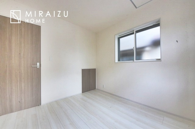 【洋室】 | 床のフローリングもオシャレな洋室が嬉しいです。独立性のある住宅ですので、各居室それぞれ、テイストの違うお部屋インテリア造りをしても面白いかもしれませんね！