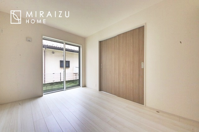 【洋室】 | 収納あり、自然な採光ありの洋室。家族みんなが気持ち良く目覚められる、過ごしやすい主寝室などにもお勧め。もちろん、ペットもご一緒に。