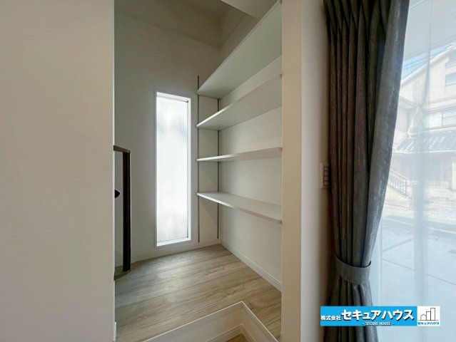 【本日ご案内可能】刈谷市東境町　全1棟の収納|【リビングイン階段】
◆リビングを通りぬける階段には収納棚付き♪小物や家族の写真を飾ってお洒落な空間をつくったり、パントリーとして1階に置きたいものや収納ボックスを使ってすっきりとしまうことも可能！　
