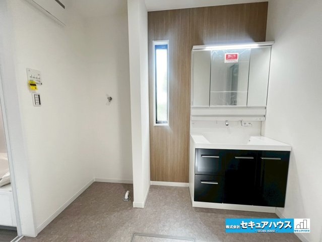 【本日ご案内可能】刈谷市東境町　全1棟の独立洗面台|【洗面台】
◆鏡の裏には収納スペースを標準装備！
◆電源を付属しているのでドライヤーなど利用可能。
◆広々とした設計で洗面台横にタオルなどの収納スペースをつくることもできます。　　　　　　　　　　　　